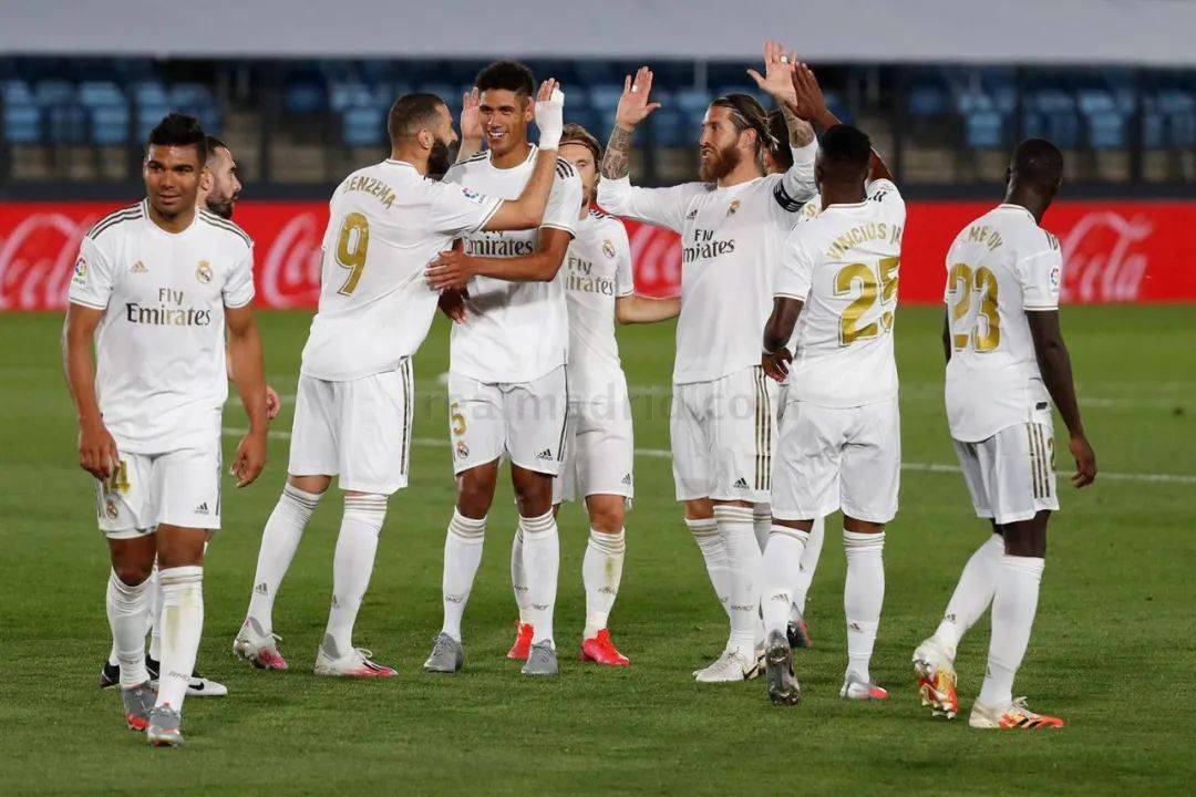 英超联赛第16轮收官战，曼联主场迎战伯恩茅斯，赛前首发出炉。（英超第16轮收官之战：曼联主场迎战伯恩茅斯，赛前首发名单公布）