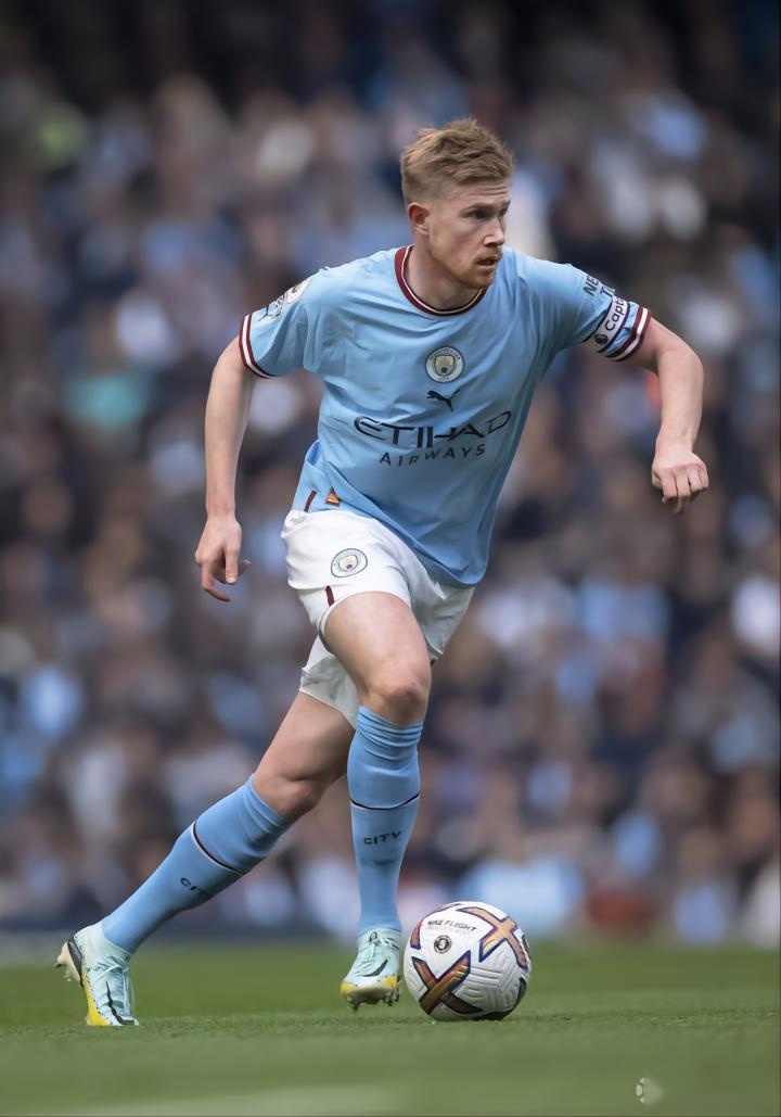 梦幻联动！T1四人组造访拜仁主场，领取印有自己名字的拜仁队服